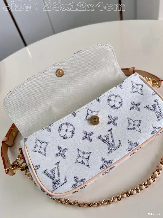 on VUITTON LOUIS Wallet Ivy-23.5*12*4.3cm Chain 0703